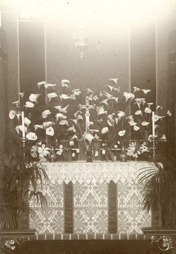 St Paul's Church altar, Warwick.  1900s |  IMAGE LOCATION: (Warwickshire County Record Office)