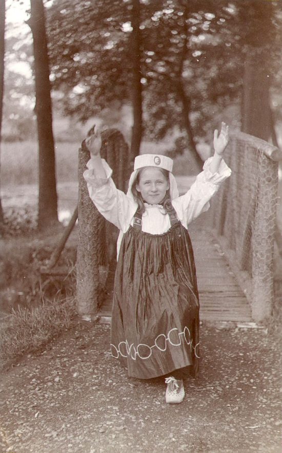 A small actress at Warwick pageant.  1906 |  IMAGE LOCATION: (Warwickshire County Record Office)