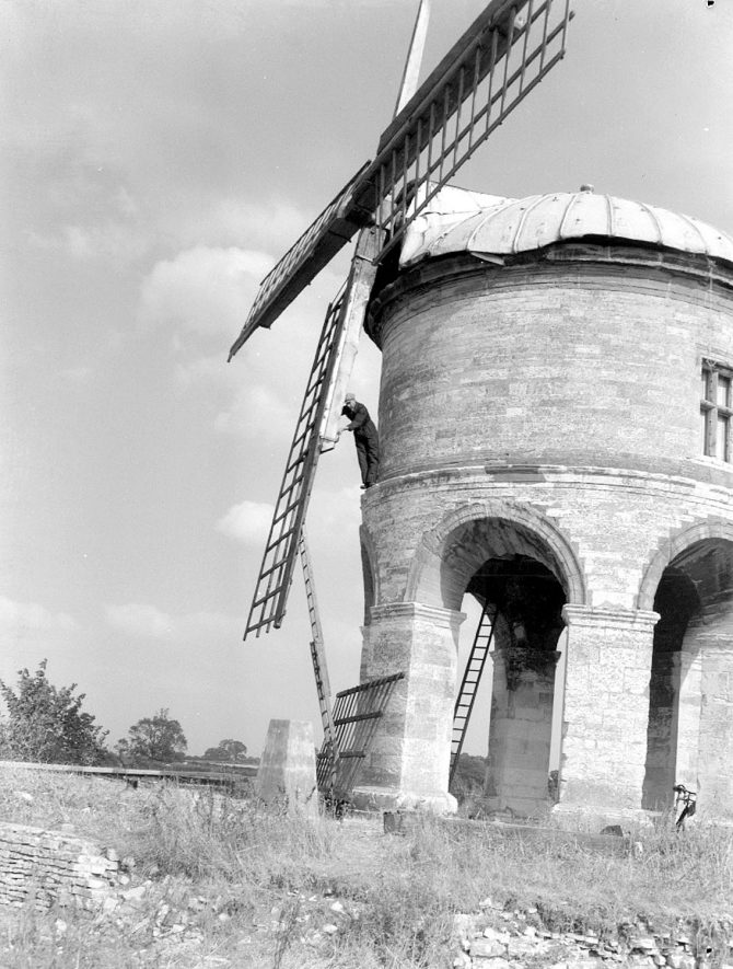Man repairing the sails on Chesterton windmill.  September 13th 1949 |  IMAGE LOCATION: (Warwickshire County Record Office)