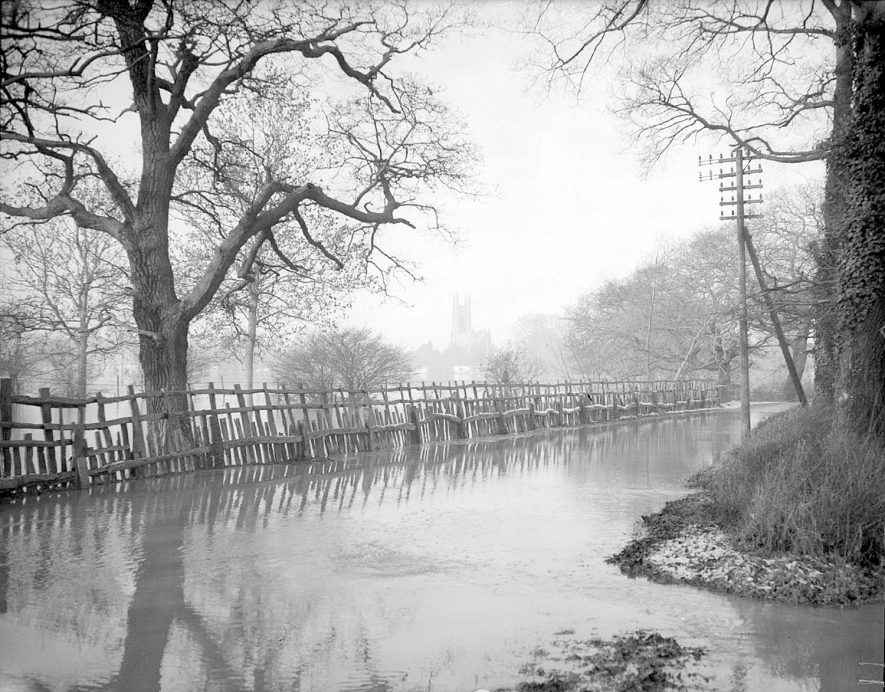 Flooding on the road between Hampton Lucy and Charlecote.  January 1959 |  IMAGE LOCATION: (Warwickshire County Record Office)