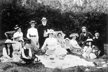 Brailes, Lower.  Family picnic