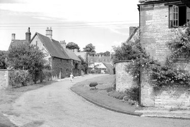 Halford.  Village street and cottages