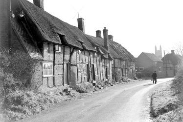 Hampton Lucy.  Thatched cottages