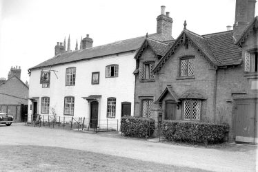 Hampton Lucy.  Boar's Head and cottages
