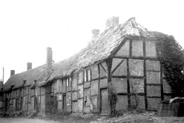 Hampton Lucy.  Thatched and timbered cottages