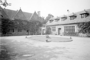 Ilmington.  Tithe barn and manor house