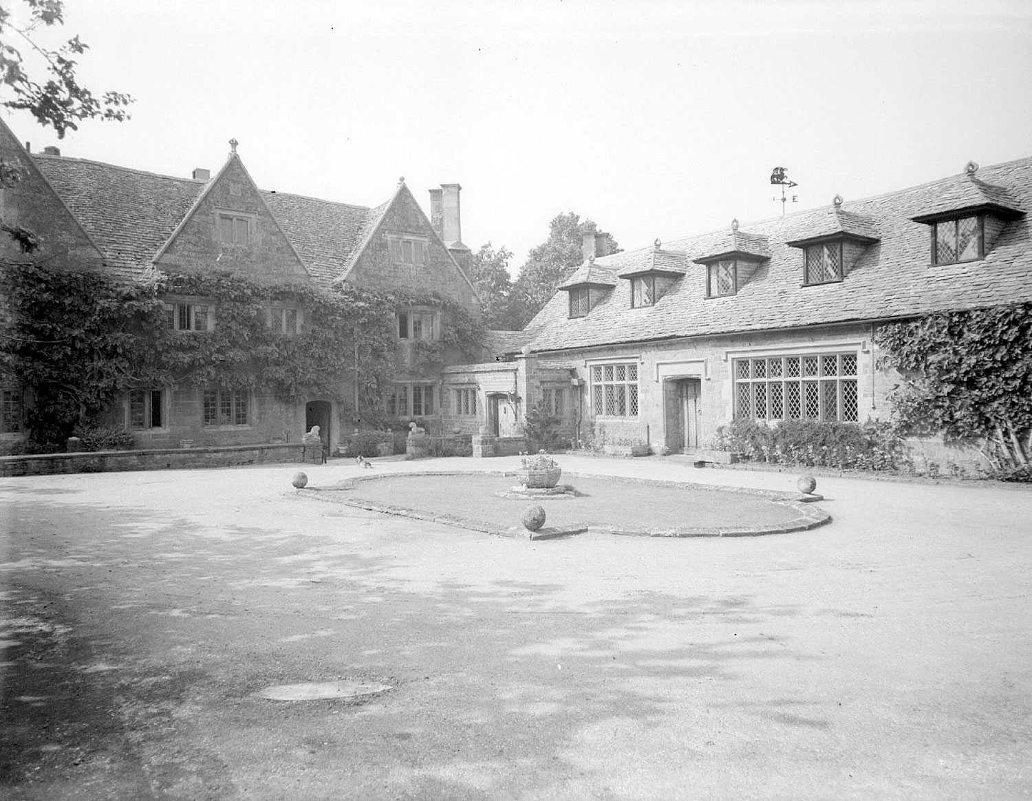 Ilmington. Tithe barn and manor house Our Warwickshire