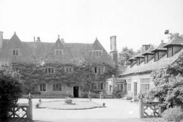 Ilmington.  Tithe barn and manor house