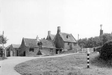 Ilmington.  Cottages at cross-roads