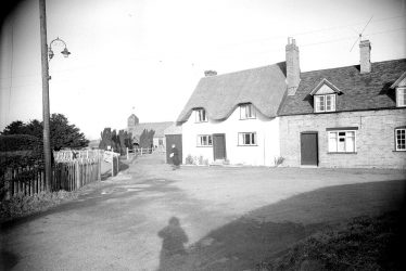 Hunningham.  St Margaret's church and cottages