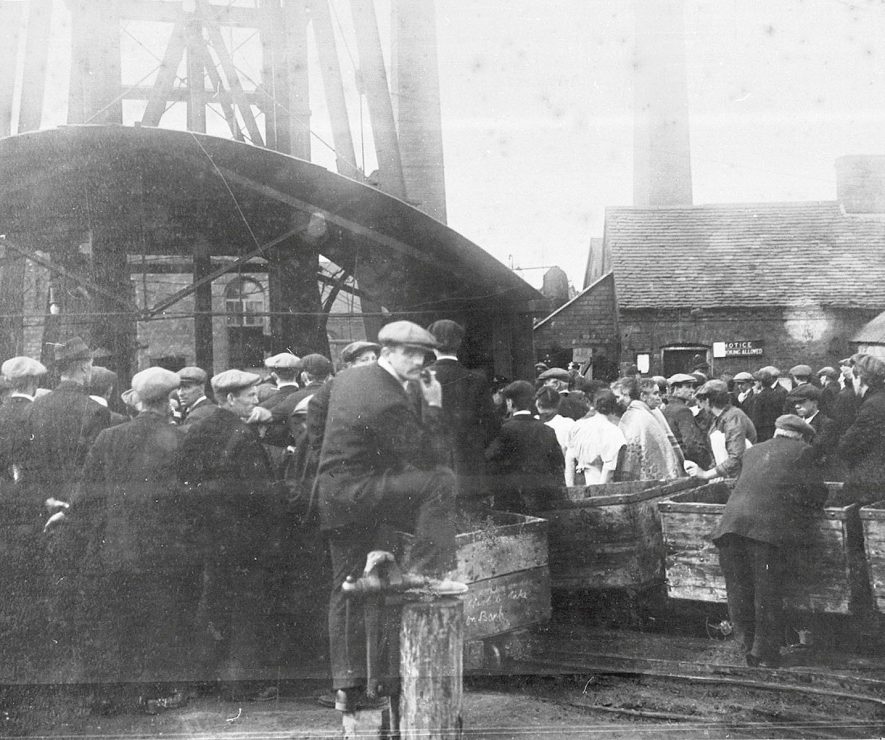 Exhall Colliery fire damage.  Crowd of onlookers.  1916 |  IMAGE LOCATION: (Warwickshire County Record Office)