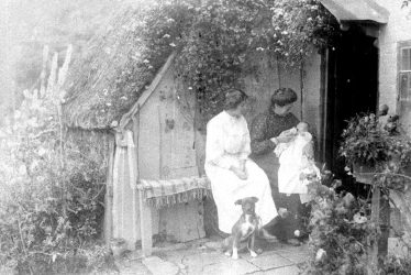 Hampton Lucy.  Avon Ford Cottage Porch