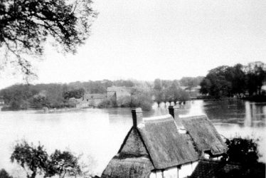 Hampton Lucy.  Avon Ford Cottage and Floods