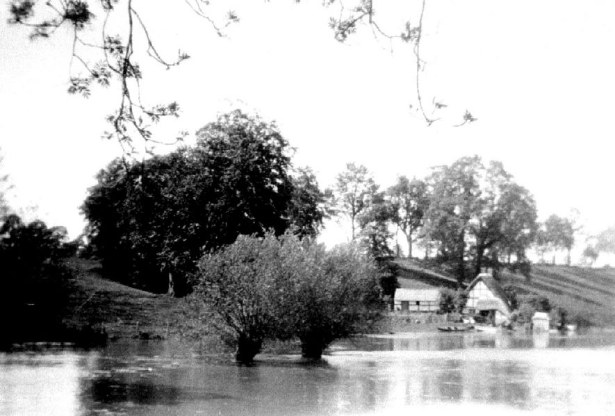 Flooded water meadows looking from the bridge towards Avon Ford Cottage, Hampton Lucy.  1938 |  IMAGE LOCATION: (Warwickshire County Record Office)