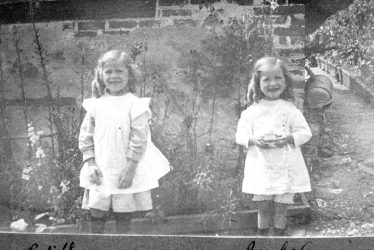 Hampton Lucy.  Edith and Mabel Passmore at Avon Ford Cottage