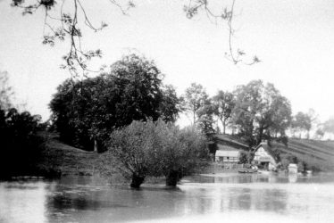 Hampton Lucy.  Avon Ford Cottage in Flood