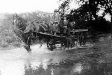 Hampton Lucy.  Horse and cart in floods in Charlecote Road