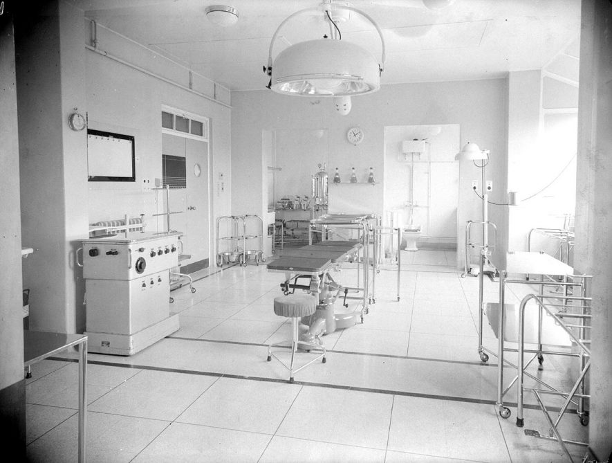 King Edward VII Memorial hospital, Hatton, operating theatre.  1953 |  IMAGE LOCATION: (Warwickshire County Record Office)
