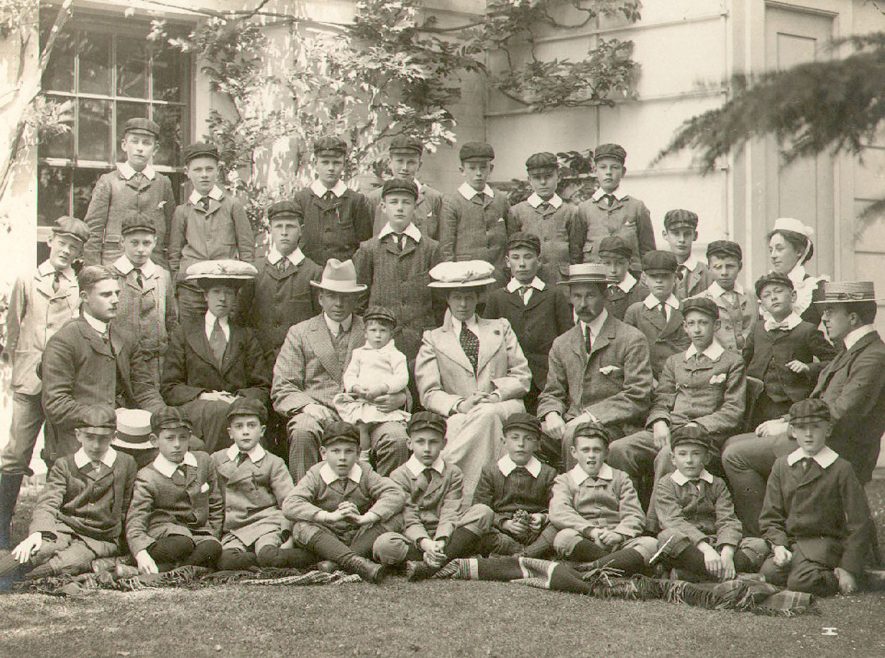 Arden House School, Henley in Arden. A group photograph of pupils and staff.  1910s |  IMAGE LOCATION: (Warwickshire County Record Office)