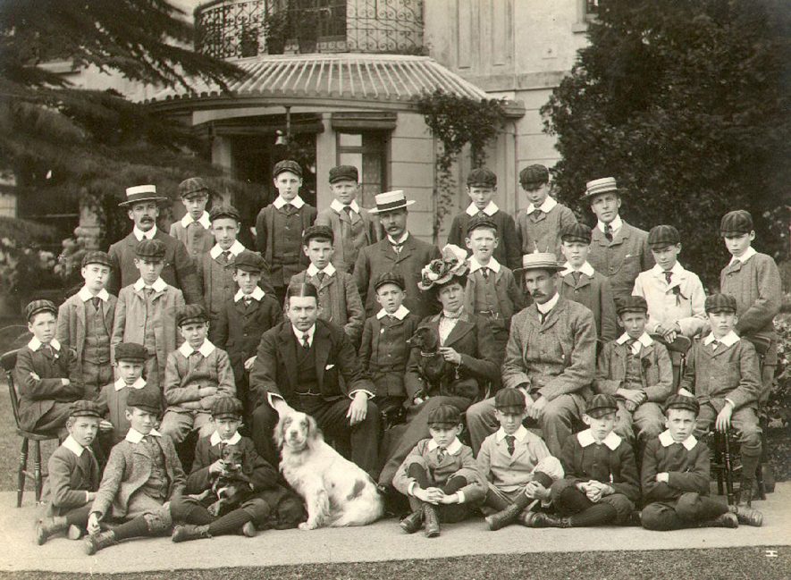 Arden House School, Henley in Arden. A group photograph of pupils and staff.  1910s |  IMAGE LOCATION: (Warwickshire County Record Office)