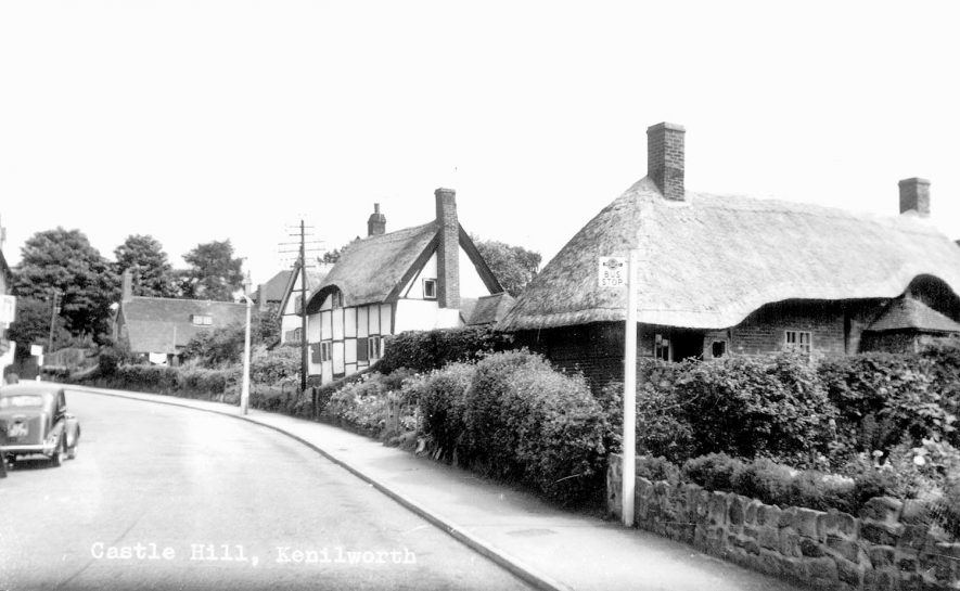 Cottages on Castle Hill, Kenilworth.  1950s |  IMAGE LOCATION: (Warwickshire County Record Office)