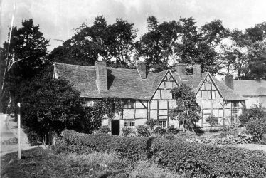 Kenilworth.  Timbered cottages in Bridge Street