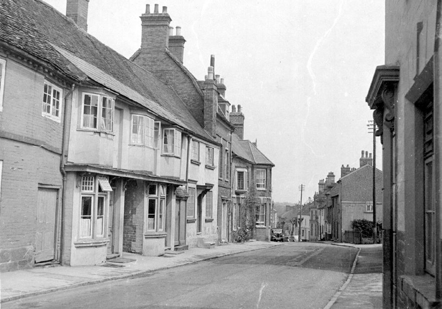 High Street, Kenilworth, looking east from centre.  1947 |  IMAGE LOCATION: (Warwickshire County Record Office)