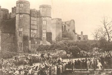 Kenilworth.  North Warwickshire Hunt at Castle