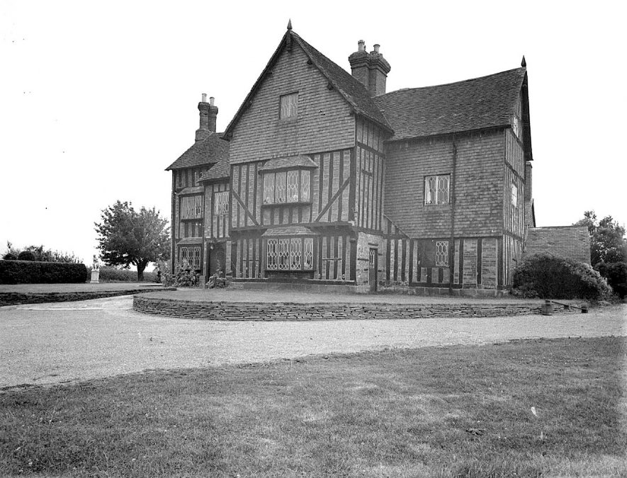 Front exterior of Redfyn Manor house, Chase Lane, Kenilworth.  July 17th 1940 |  IMAGE LOCATION: (Warwickshire County Record Office)