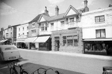 Kenilworth.  Exterior of Lloyds Bank