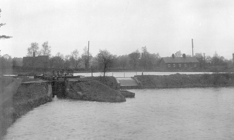 Canal and locks, Kingswood. 1900s[The cottages in the background are Min y Don cottages which were built in 1901] |  IMAGE LOCATION: (Warwickshire County Record Office)