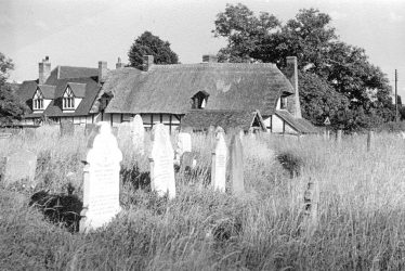 Welford on Avon.  Churchyard and cottages