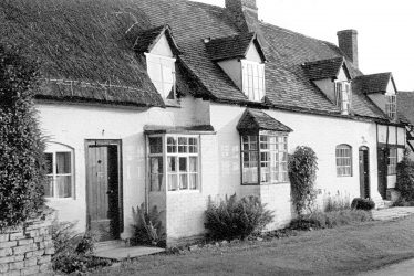 Welford on Avon.  Linga Longa, Avondale & Nutshell Cottages