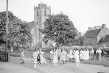 Long Itchington.  Country dancers