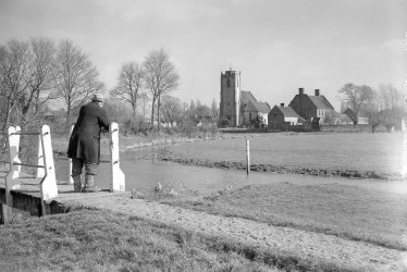 Long Itchington.  Holy Trinity church and River Itchen