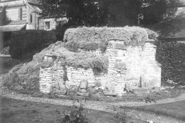 Newbold on Stour.  Ruined building