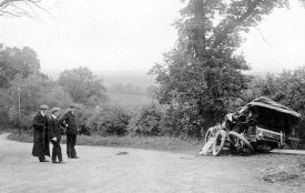 Scene of a motor car accident on Sunrising Hill, Edgehill, which happened on June 10th 1907. Three men looking at wrecked car. |  IMAGE LOCATION: (Warwickshire County Record Office)