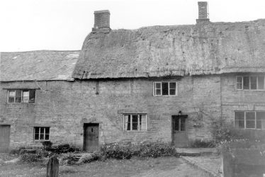 Ratley.  Thatched cottages