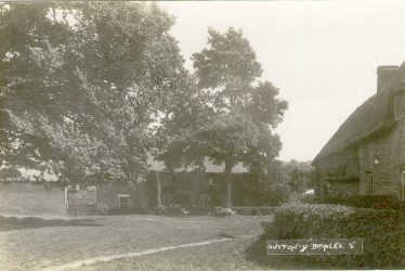 Sutton under Brailes.  Village scene