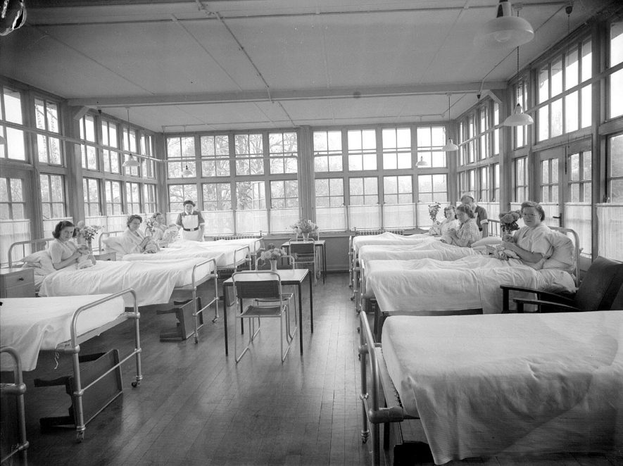 Mothers and babies in the maternity ward at the Monroe Devis maternity hospital, Tiddington.  1951 |  IMAGE LOCATION: (Warwickshire County Record Office)