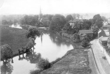 Stratford upon Avon.  Parish Church and river