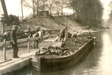 Warwick.  Barge on the Grand Union canal