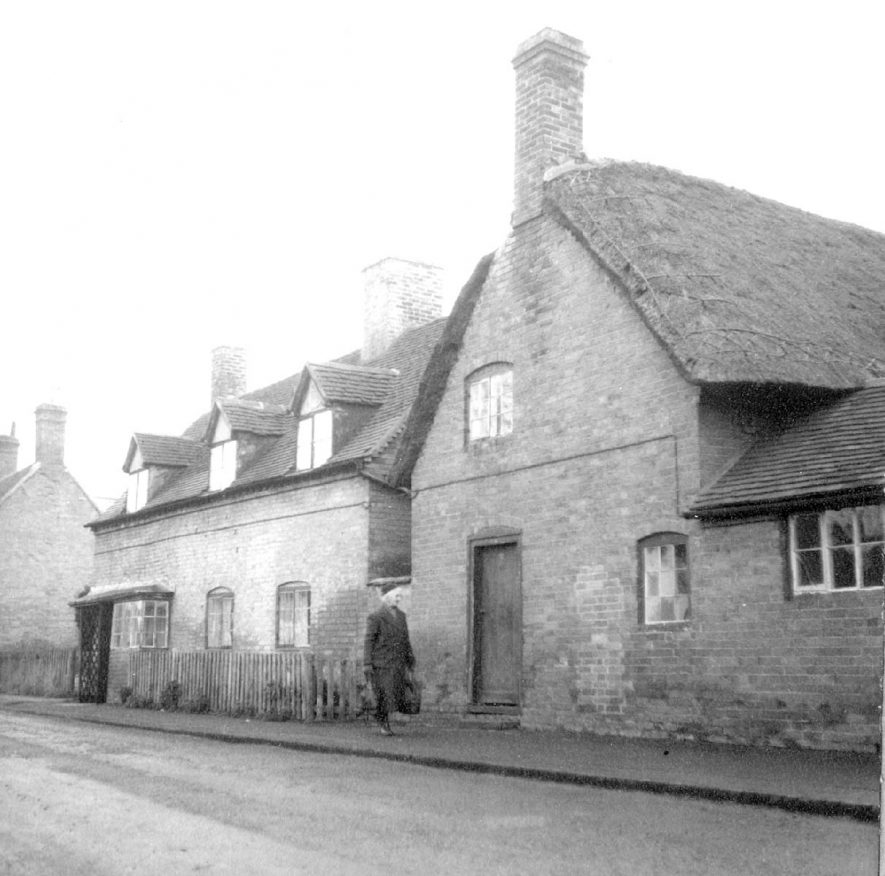 Houses in School Lane, Wellesbourne.  1960s |  IMAGE LOCATION: (Warwickshire County Record Office)