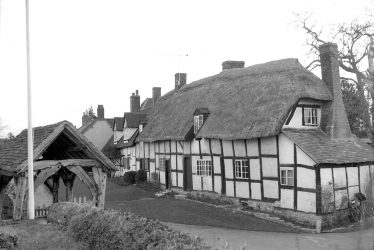 Welford on Avon. Cottage and lychgate