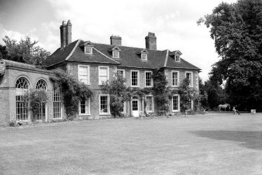 Wellesbourne.  Wellesbourne Hall,  front