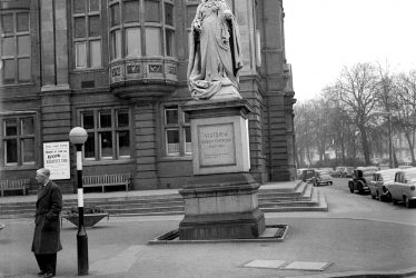 Leamington Spa.  Statue of Queen Victoria