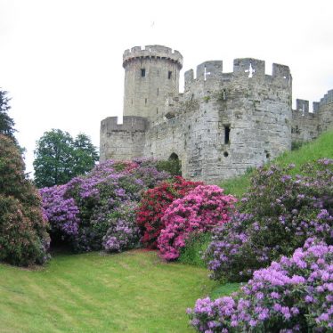 Warwick Castle, with rhododendrons in full bloom, June 2005. | cc-by-sa/2.0 - © David Stowell - geograph.org.uk/p/15671