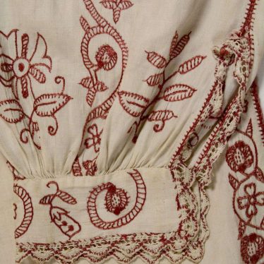 Man's linen shirt, c.1600 - 1620. Sleeve detail | Image courtesy of Warwickshire Museum