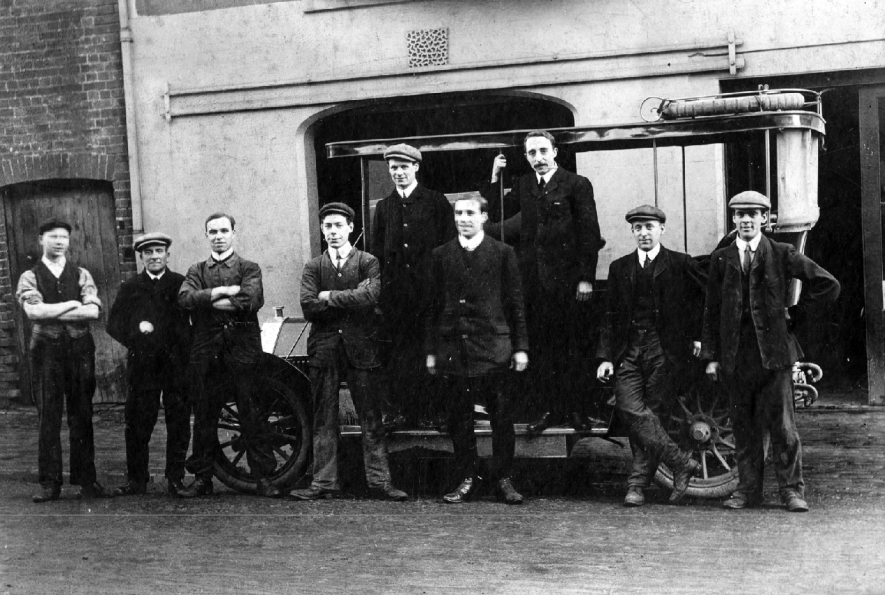 Mains Garage Bedford Street Leamington Spa. Thomas Herring third from left. He married Ivy Francis and lived at 17b Coventry Road Warwick. | Image courtesy of Derek Bull