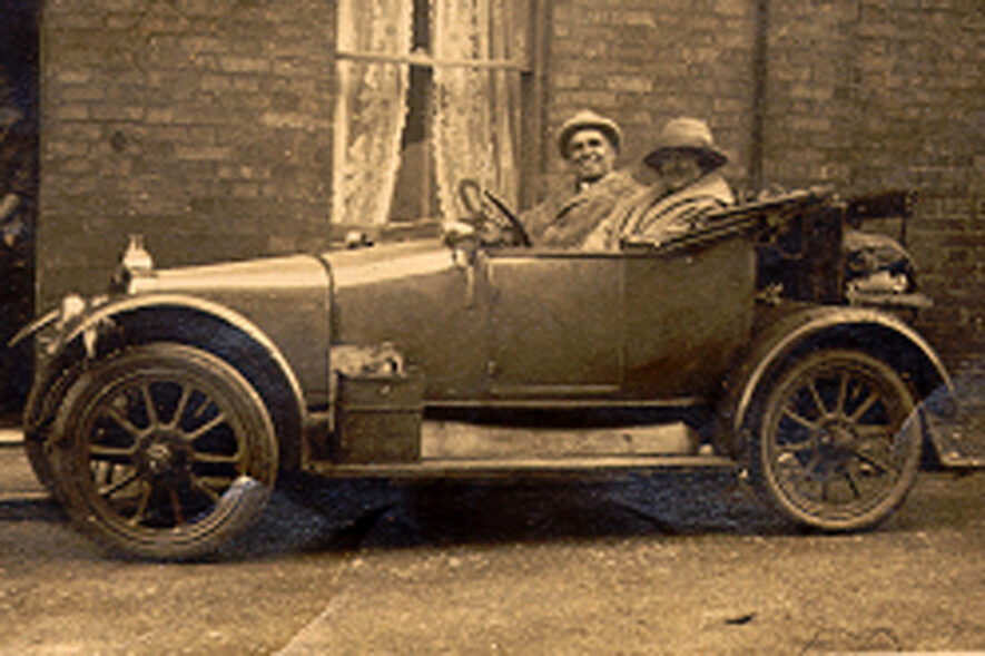 Warwick. Tom and Ivy Herring outside house in Linen Street | Image courtesy of Derek Bull